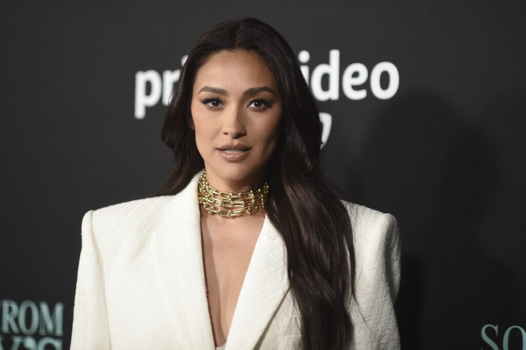 Shay Mitchell à la première de ''Something From Tiffany's'' à Los Angeles
