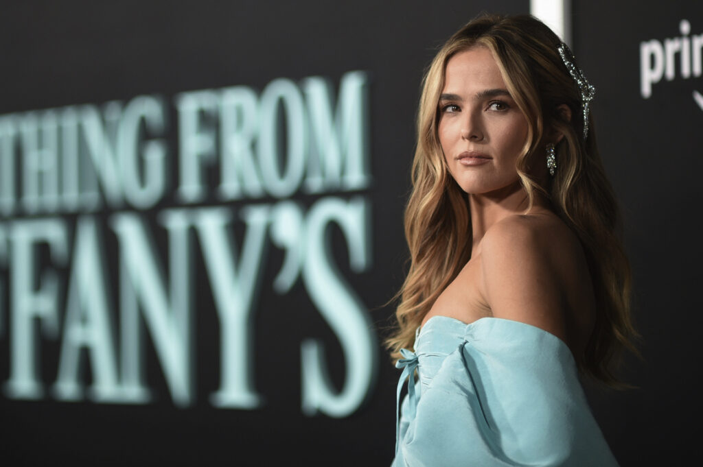 Zoey Deutch à la première de ''Something From Tiffany's'' à Los Angeles