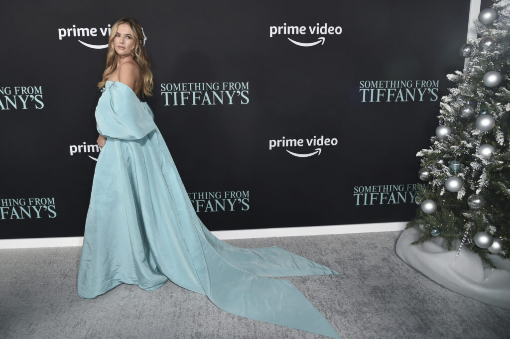 Zoey Deutch à la première de ''Something From Tiffany's'' à Los Angeles
