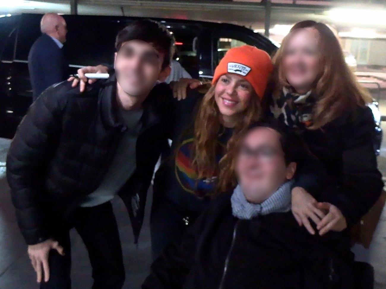 Shakira, smiling and close to her fans after her secret getaway with her children to Santander, Spain