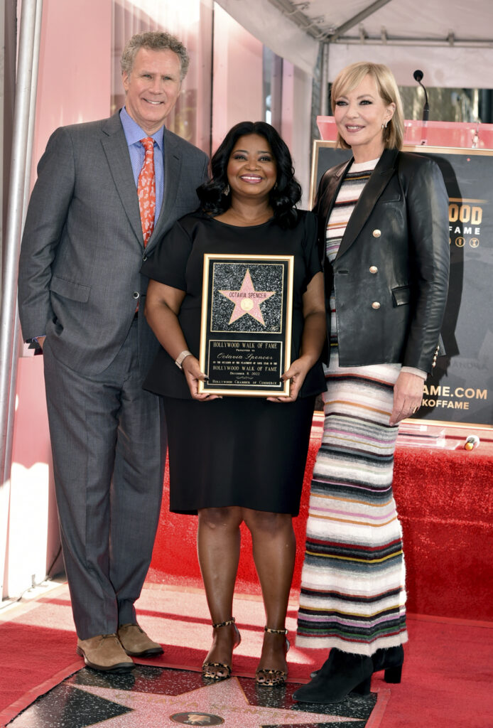 Octavia Spencer posa junto a su estrella en el Paseo de la Fama de Hollywood