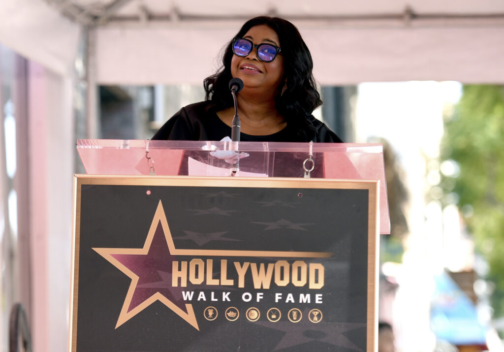 Octavia Spencer posa junto a su estrella en el Paseo de la Fama de Hollywood
