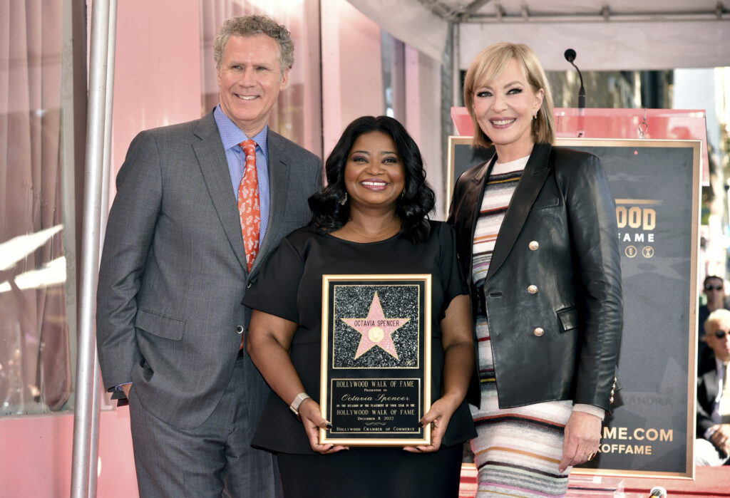 Octavia Spencer posa junto a su estrella en el Paseo de la Fama de Hollywood