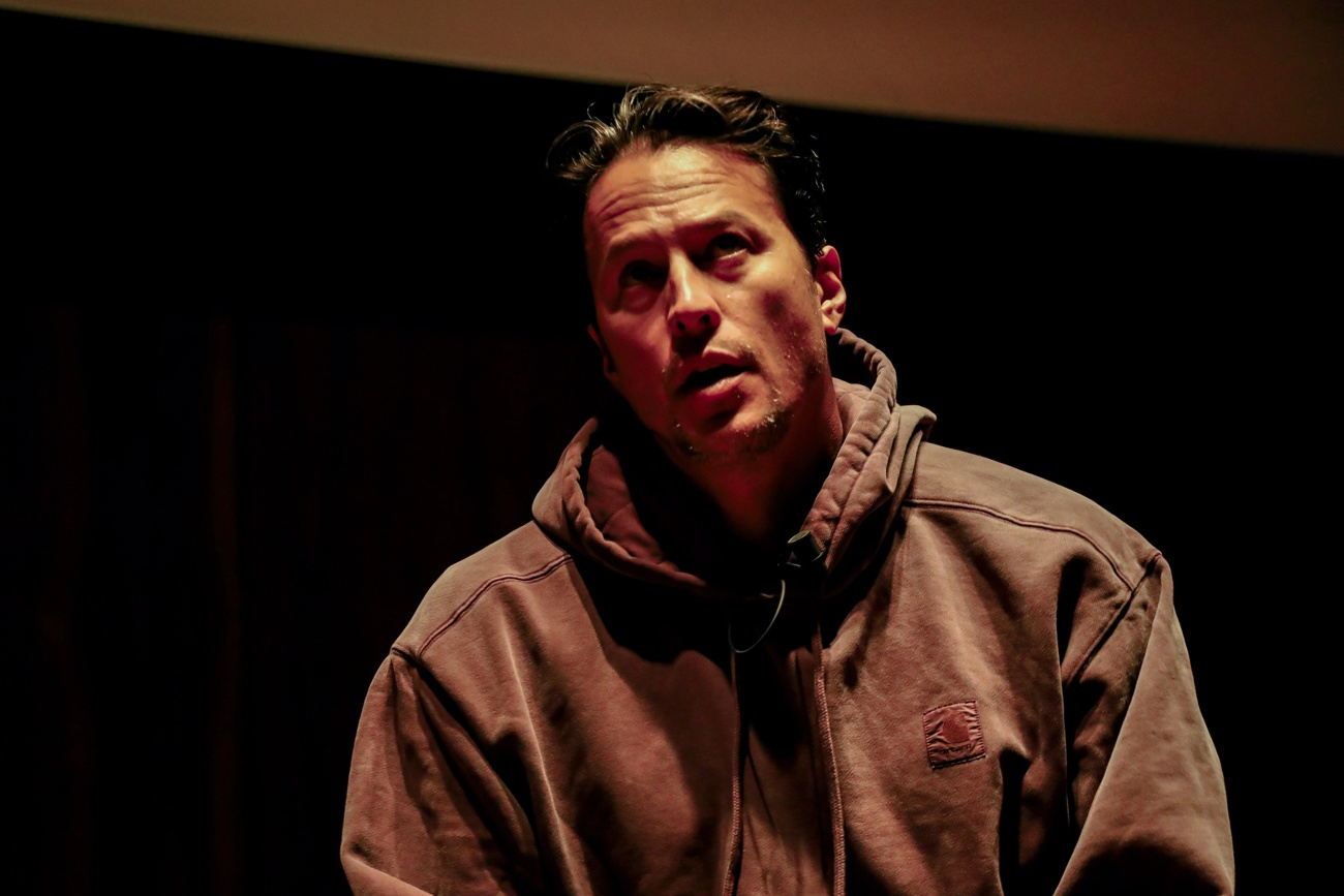 El director de cine cary fukunaga inaugura una exposición de fotografías de la guerra de ucrania El director de cine cary fukunaga inaugura una exposición de fotografías de la guerra de ucrania