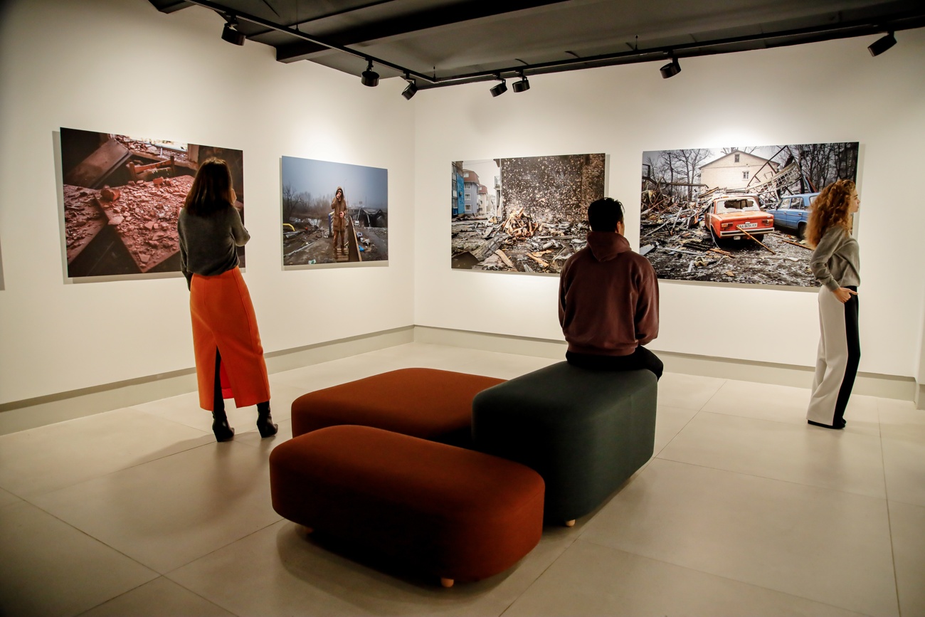 El director de cine cary fukunaga inaugura una exposición de fotografías de la guerra de ucrania El director de cine cary fukunaga inaugura una exposición de fotografías de la guerra de ucrania