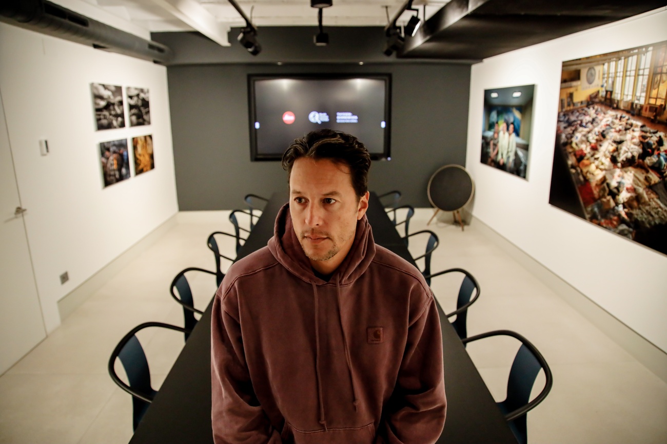 El director de cine cary fukunaga inaugura una exposición de fotografías de la guerra de ucrania El director de cine cary fukunaga inaugura una exposición de fotografías de la guerra de ucrania