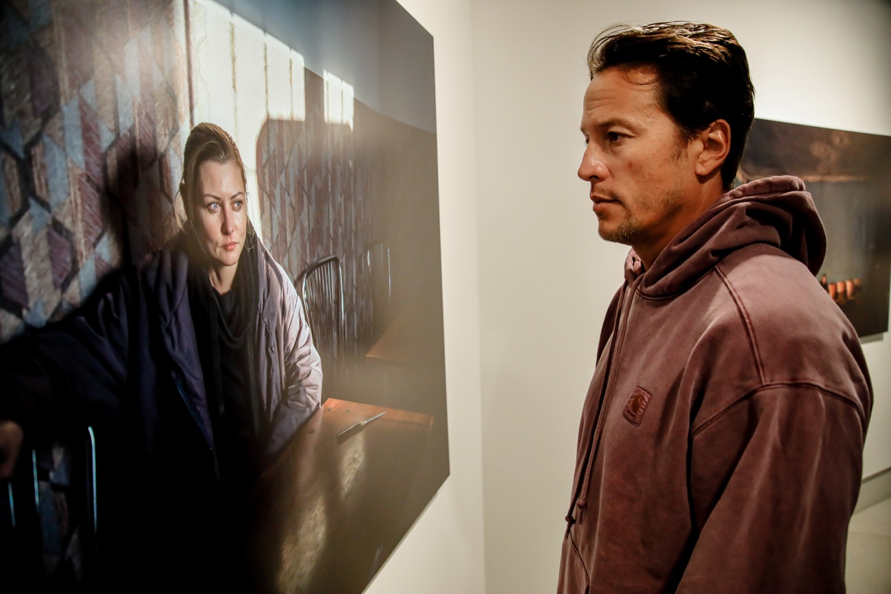 El director de cine cary fukunaga inaugura una exposición de fotografías de la guerra de ucrania El director de cine cary fukunaga inaugura una exposición de fotografías de la guerra de ucrania