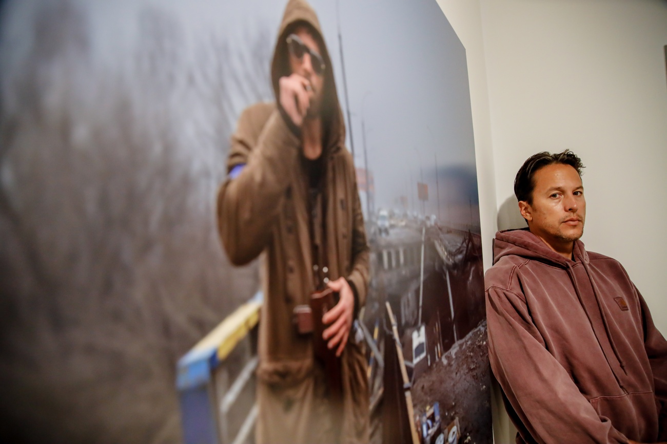 El director de cine cary fukunaga inaugura una exposición de fotografías de la guerra de ucrania