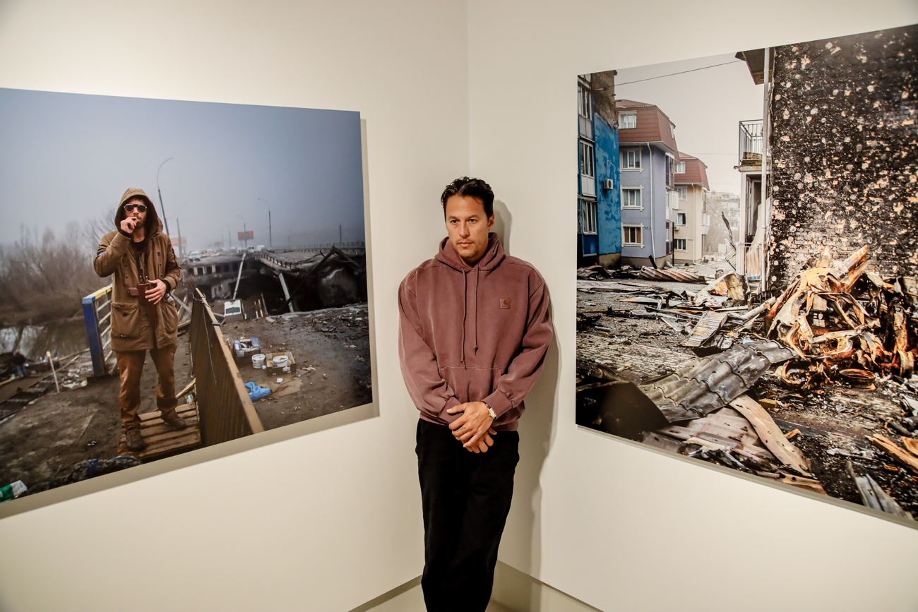 El director de cine cary fukunaga inaugura una exposición de fotografías de la guerra de ucrania El director de cine cary fukunaga inaugura una exposición de fotografías de la guerra de ucrania