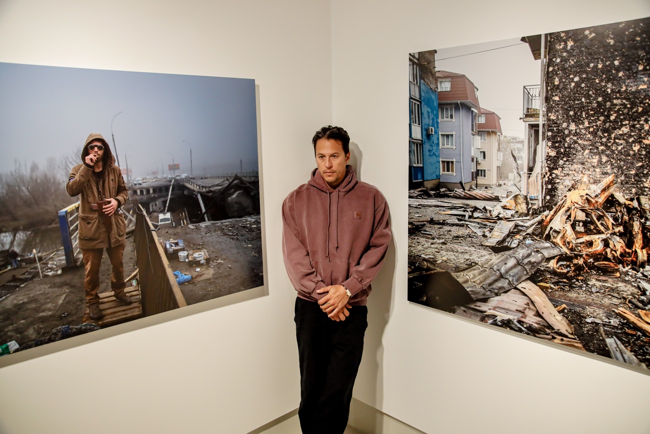 El director de cine cary fukunaga inaugura una exposición de fotografías de la guerra de ucrania