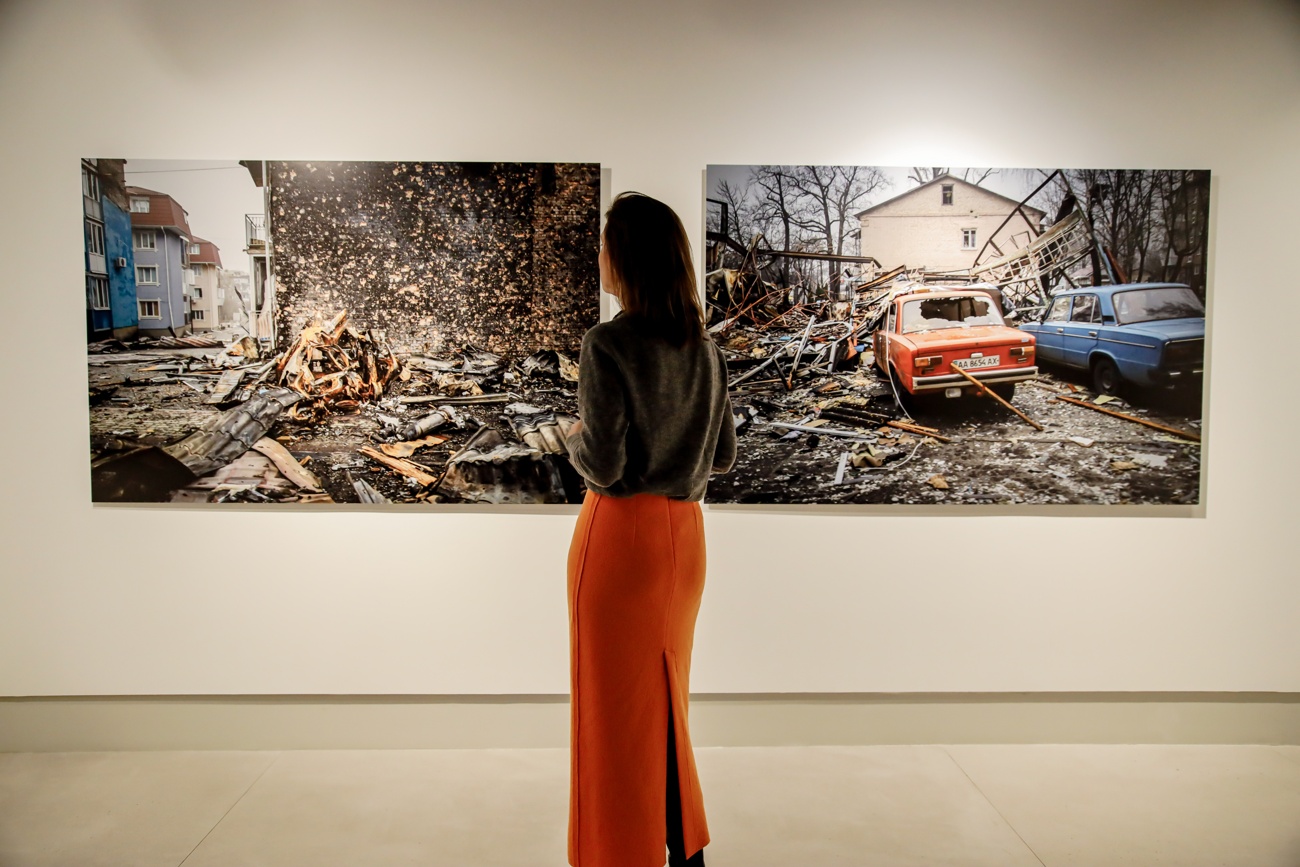 El director de cine cary fukunaga inaugura una exposición de fotografías de la guerra de ucrania El director de cine cary fukunaga inaugura una exposición de fotografías de la guerra de ucrania