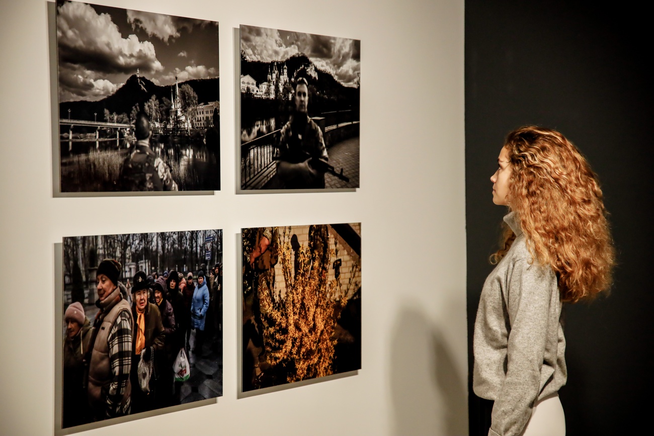El director de cine cary fukunaga inaugura una exposición de fotografías de la guerra de ucrania El director de cine cary fukunaga inaugura una exposición de fotografías de la guerra de ucrania
