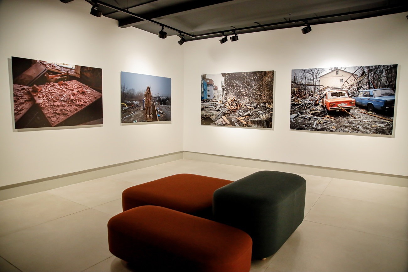 El director de cine cary fukunaga inaugura una exposición de fotografías de la guerra de ucrania El director de cine cary fukunaga inaugura una exposición de fotografías de la guerra de ucrania