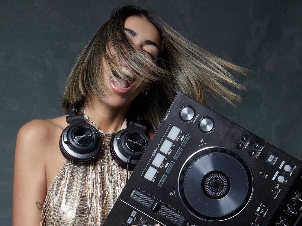 LA DJ CLAUDIA LEÓN LA