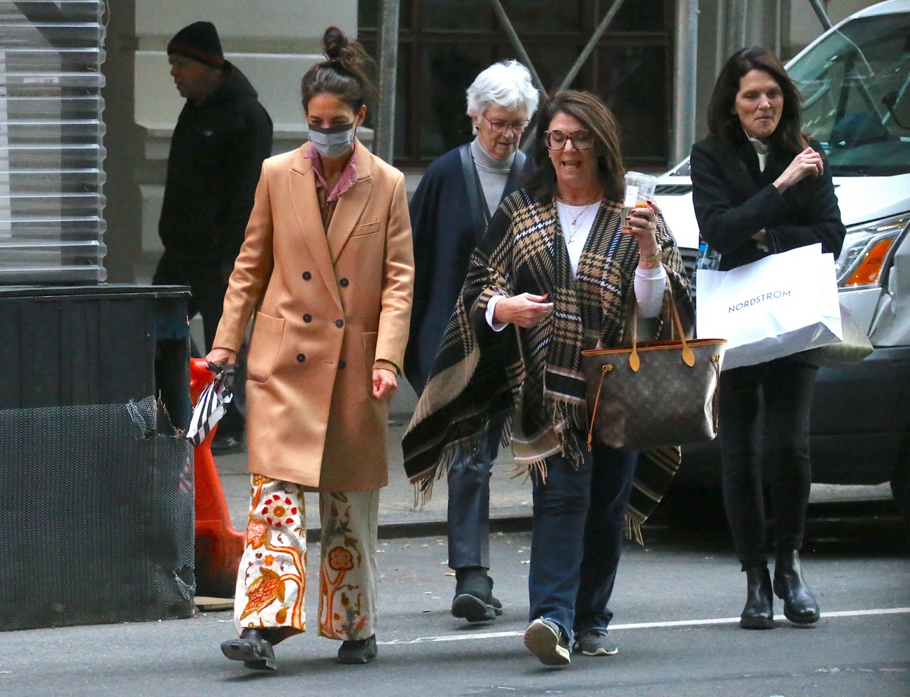 Katie Holmes passeia pelas ruas da cidade de Nova Iorque