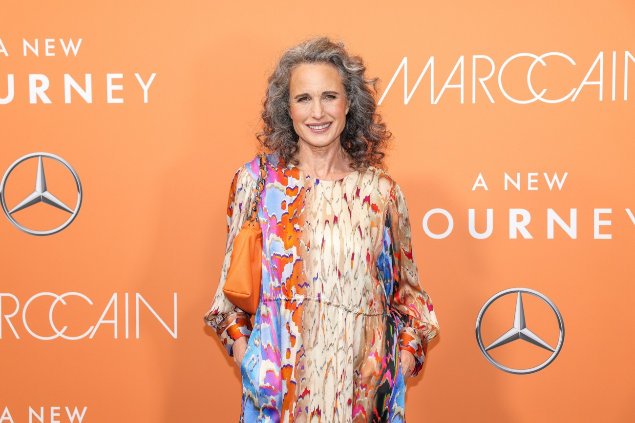 The actress wore a daring and successful multicolored dress The actress wore a daring and successful multicolored dress