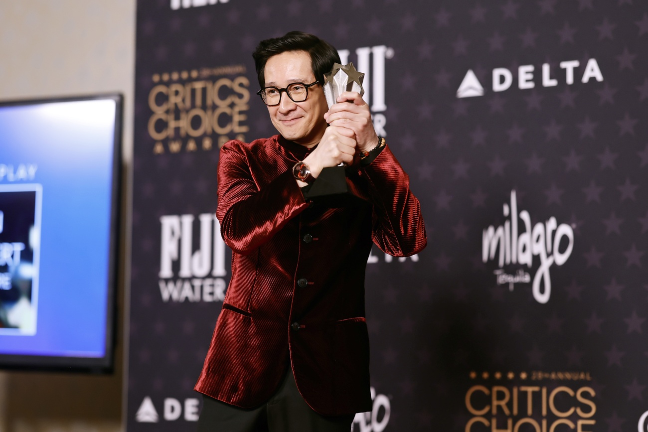 Ke Huy Quan en los Critics Choice Awards 2023 con su premio a mejor actor de reparto