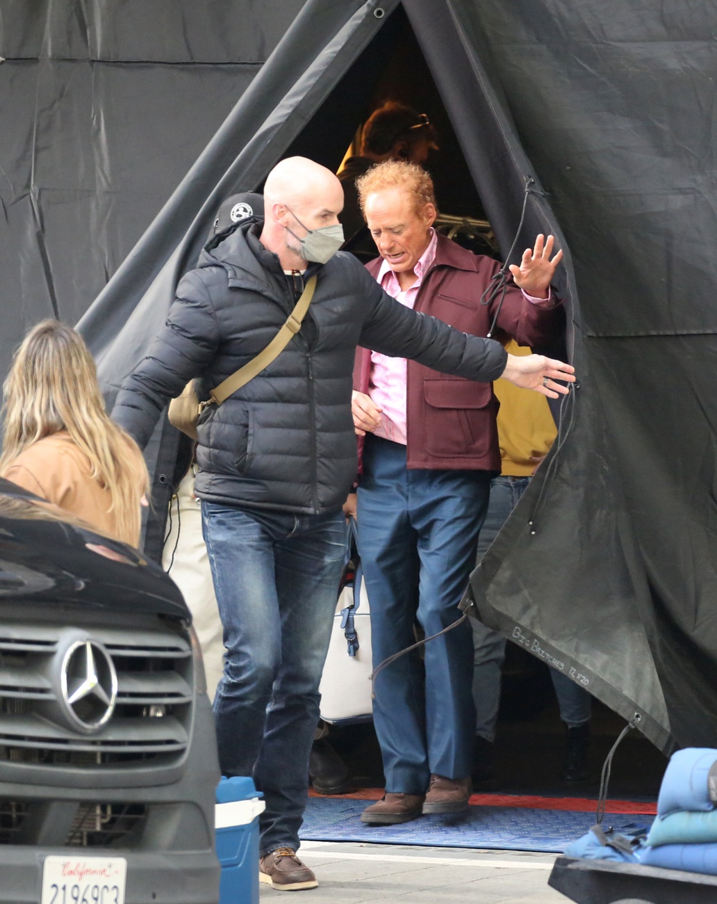 Com peruca encaracolada vermelha Com peruca encaracolada vermelha