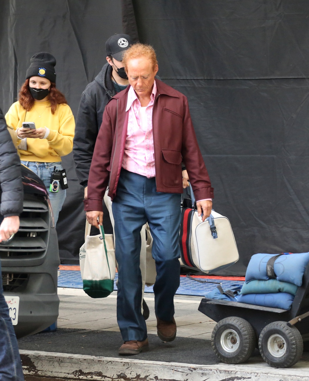 Ele interpreta várias personagens Ele interpreta várias personagens