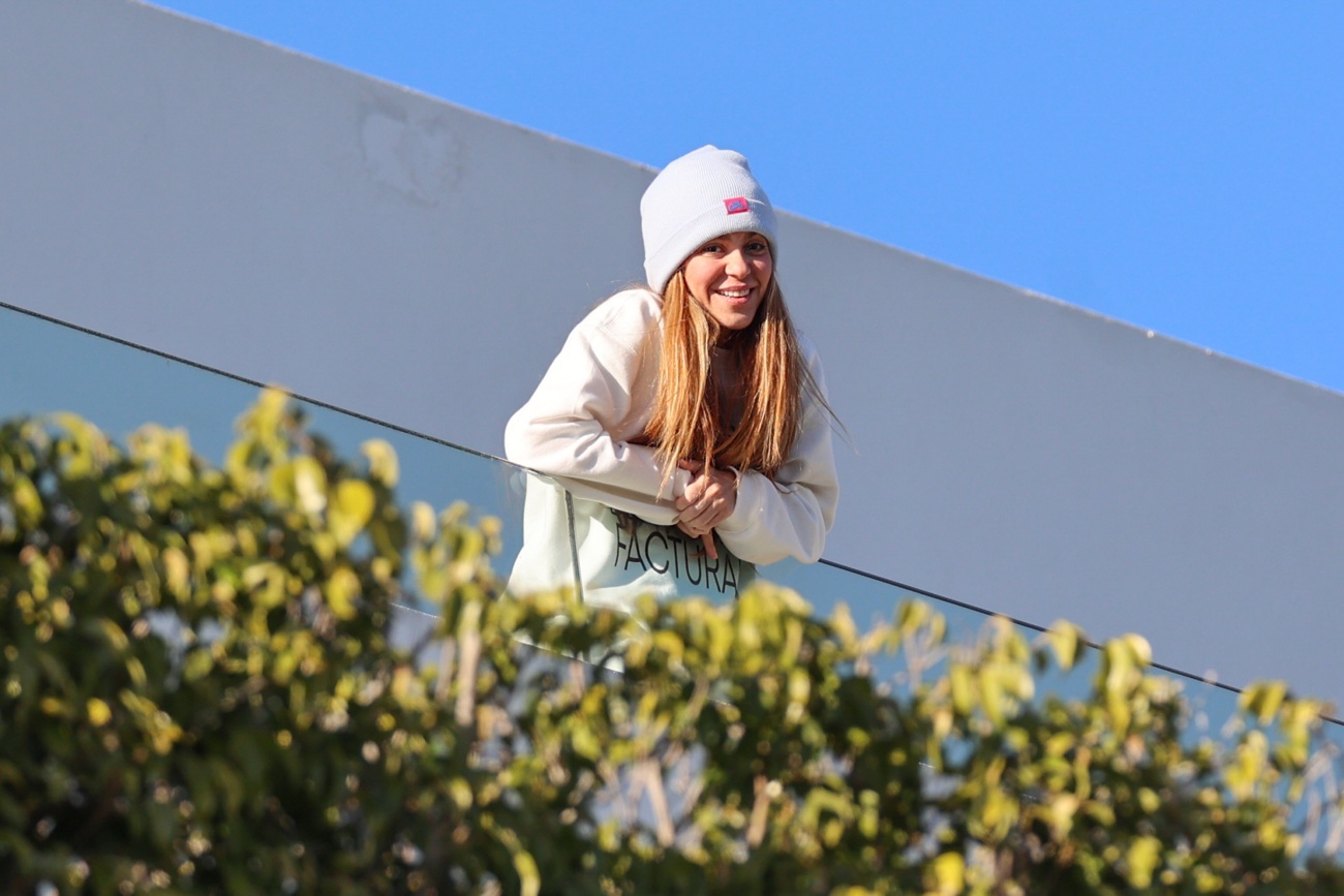 Shakira sale al balcón de su casa y agradece a sus fans el apoyo que está recibiendo