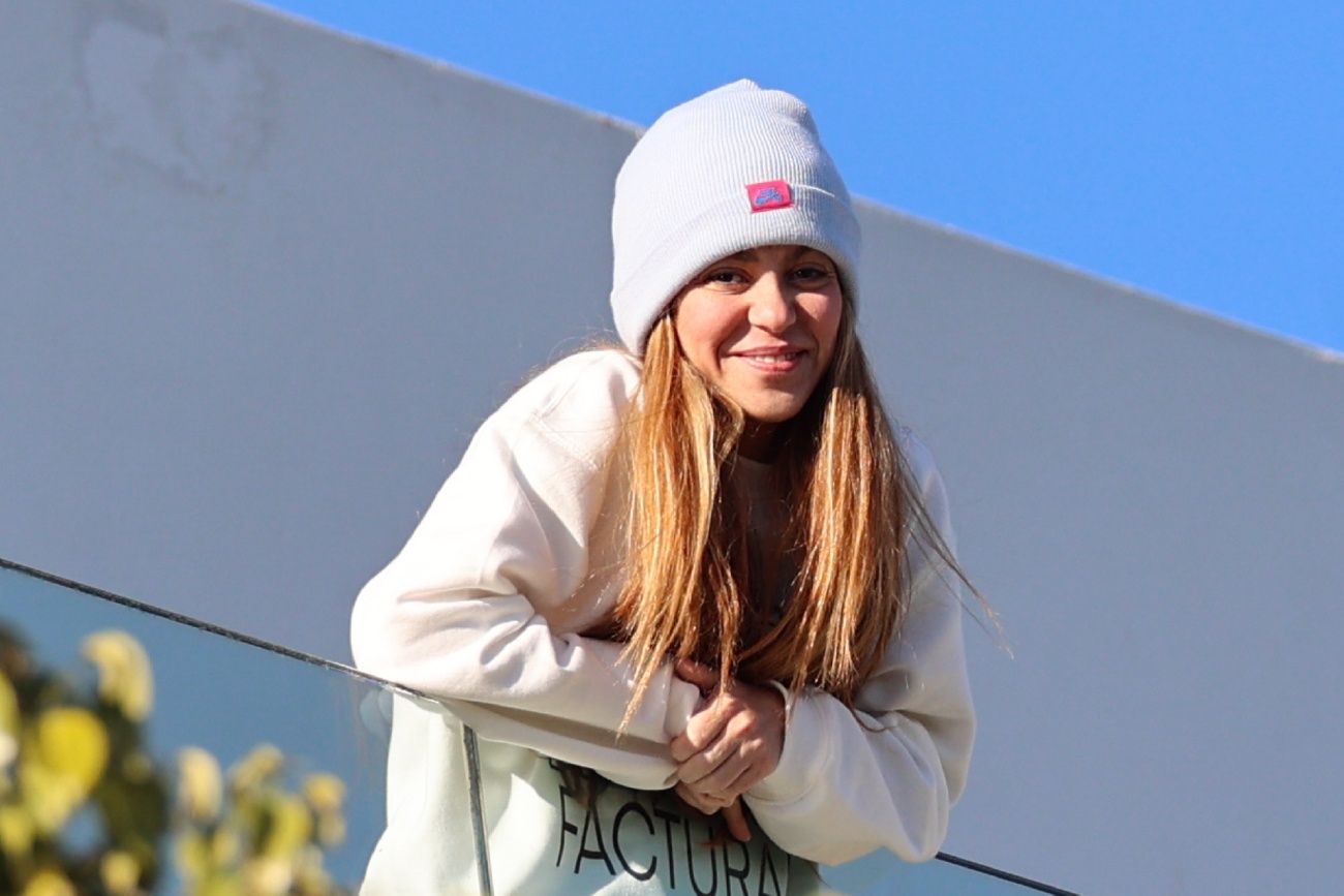 Shakira sort sur son balcon pour saluer ses fans et les laisse bouche bée avec son nouveau vêtement