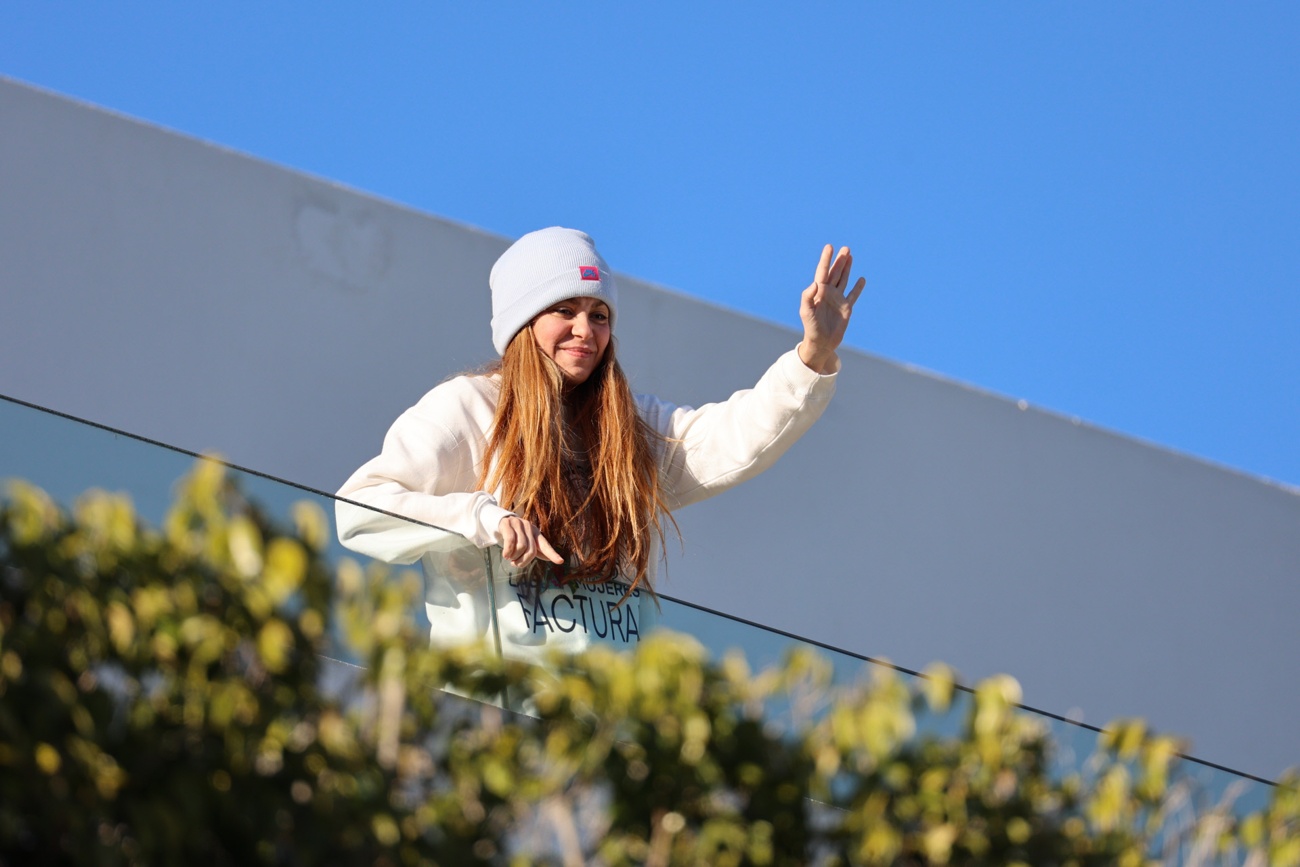 Shakira esce dal suo balcone per salutare i fan e li lascia a bocca aperta con il suo nuovo capo d’abbigliamento