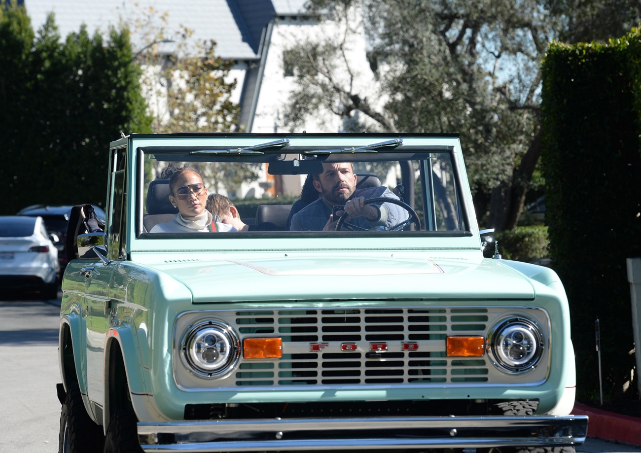 Ben Affleck e Jennifer Lopez portano il loro amore per le strade di Los Angeles in una spettacolare Bronco blu