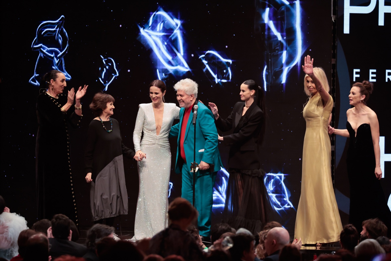 Pedro Almodóvar, gerührt, dankbar und umgeben von «seinen Mädchen» bei der Verleihung des Feroz-Ehrenpreises