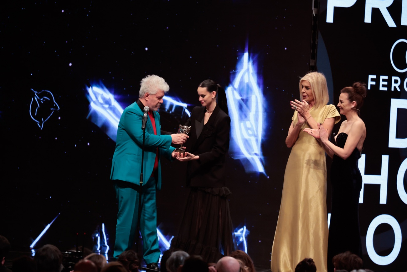Pedro Almodóvar, moved, grateful and surrounded by ‘his girls’ at the Feroz Award of Honor