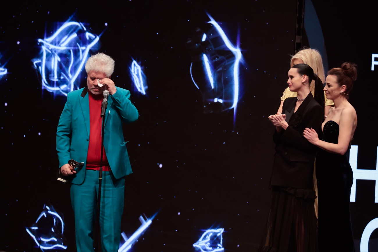 Pedro Almodóvar se derrumba en el escenario al recibir el Premio Feroz de Honor
