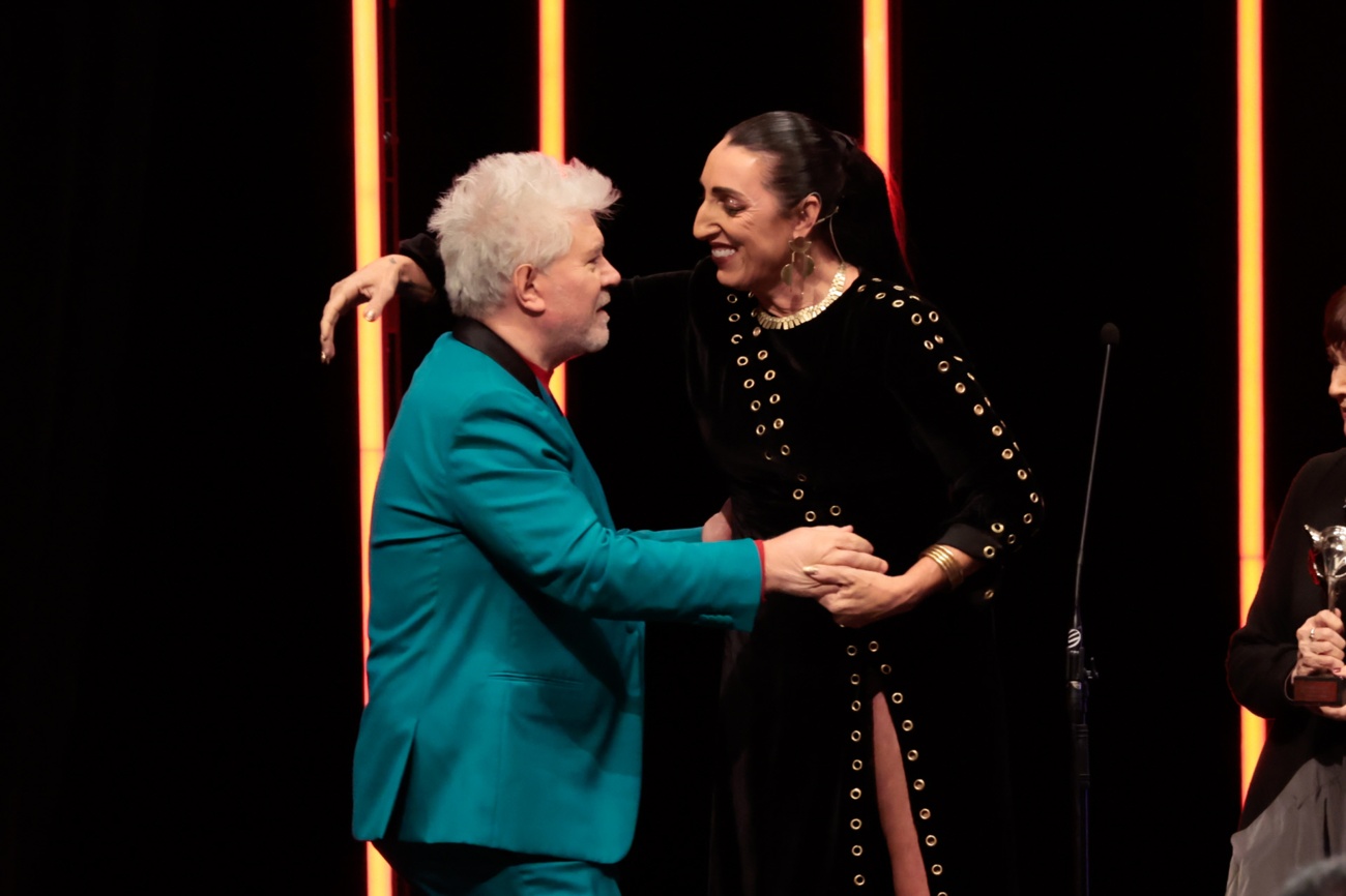 Pedro Almodóvar s’effondre sur scène après avoir reçu le Prix d’honneur Feroz