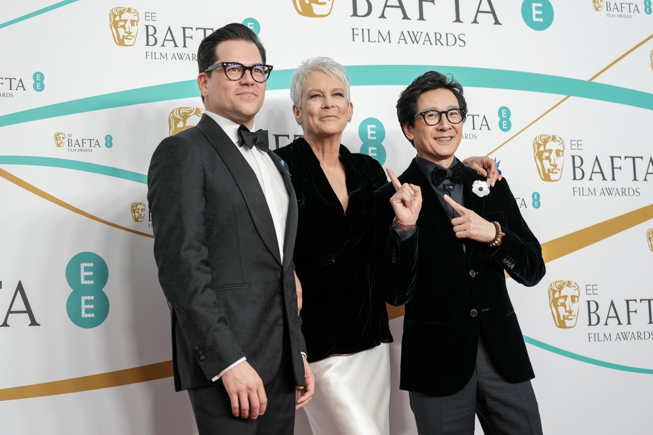 Jonathan Wang, Jamie Lee Curtis y Ke Huy Quan en la alfombra roja de los Premios Bafta