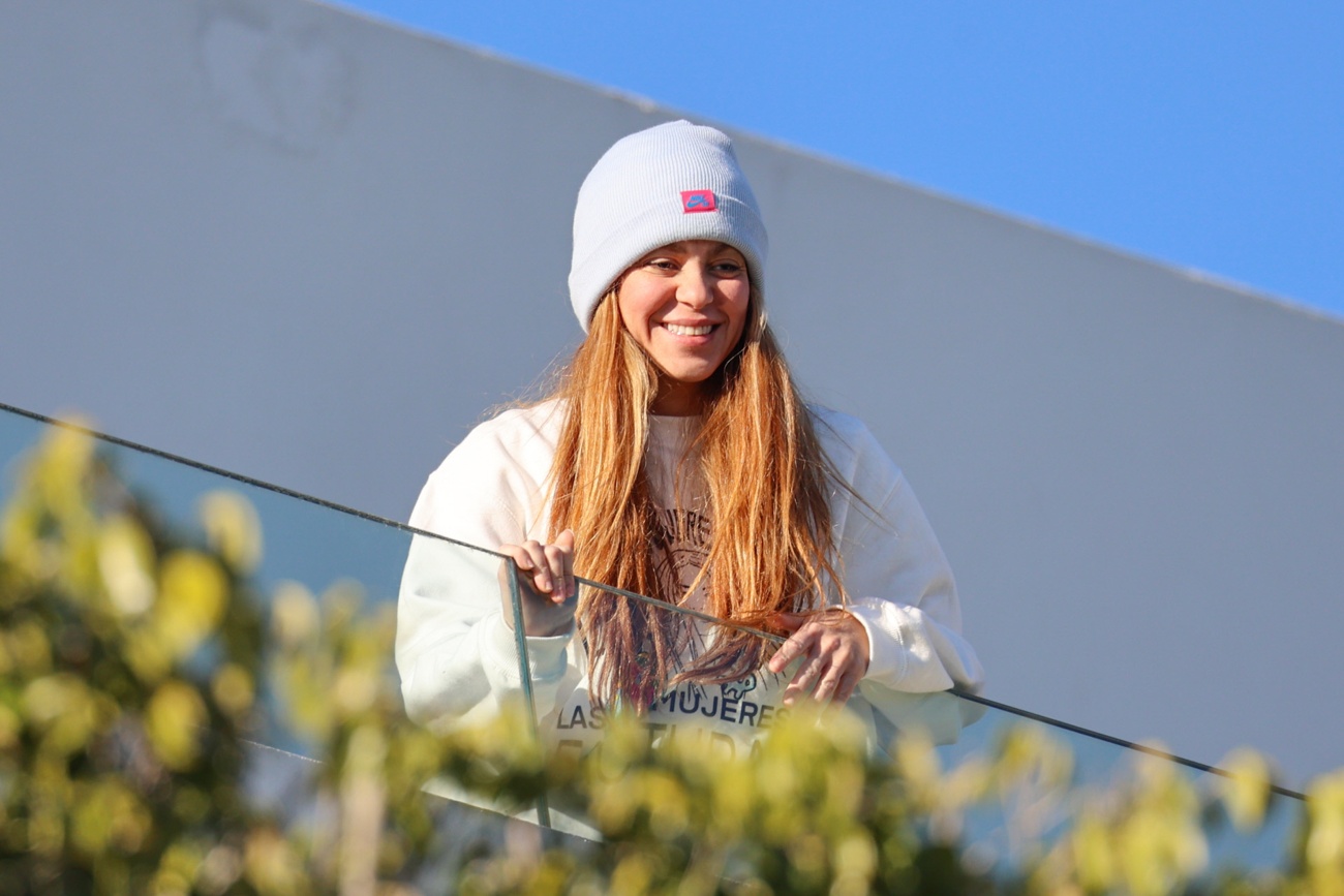 Shakira sai na varanda para saudar os seus fãs