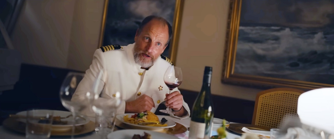 The film shows the social divide between the ship's employees and the customers