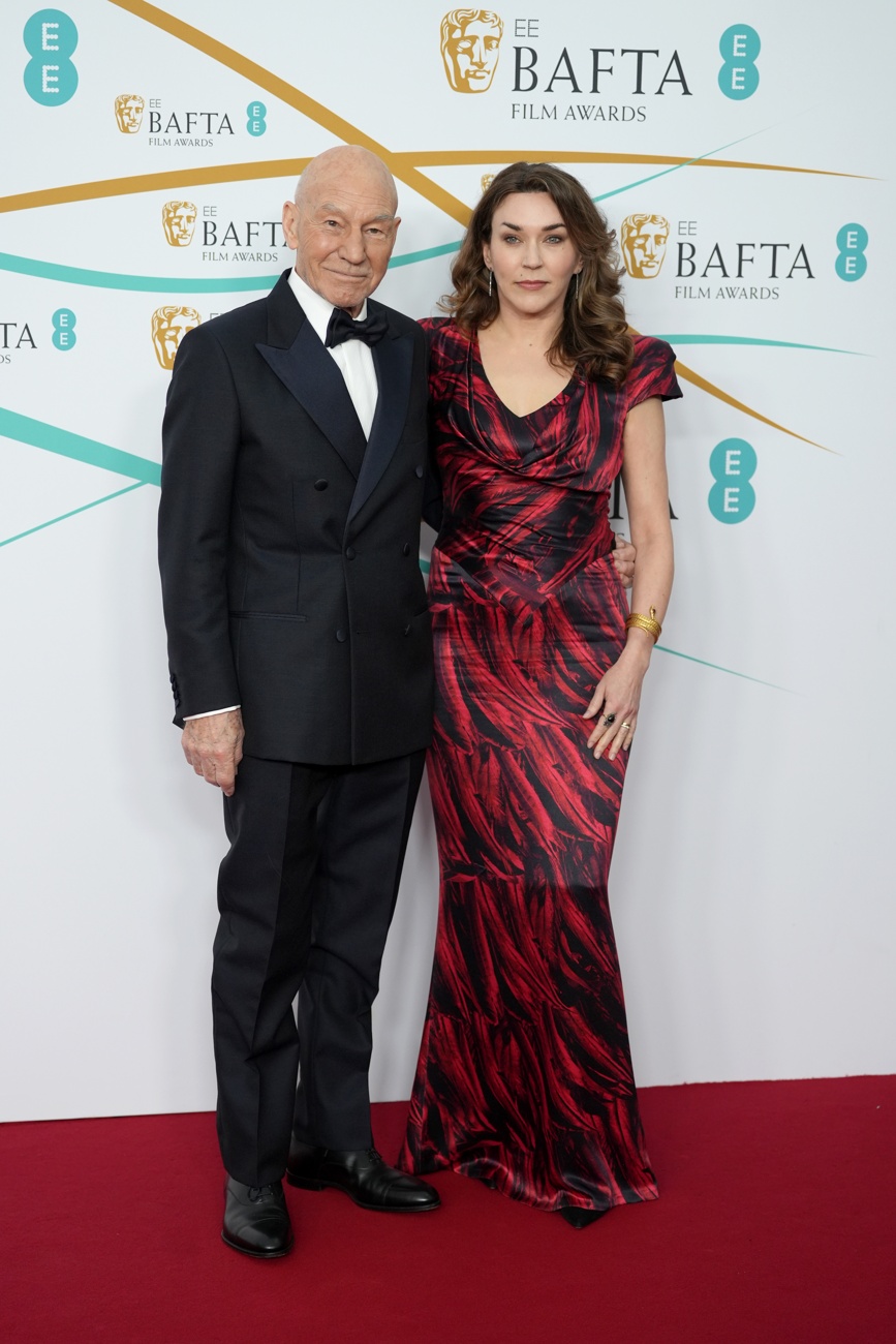 Patrick Stewart e Sunny Ozell no tapete vermelho no Bafta Awards