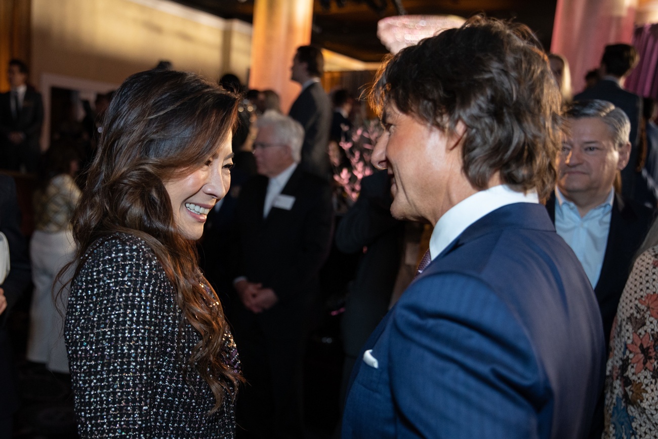 Michelle Yeoh y Tom Cruise en el almuerzo de nominados de los Oscar