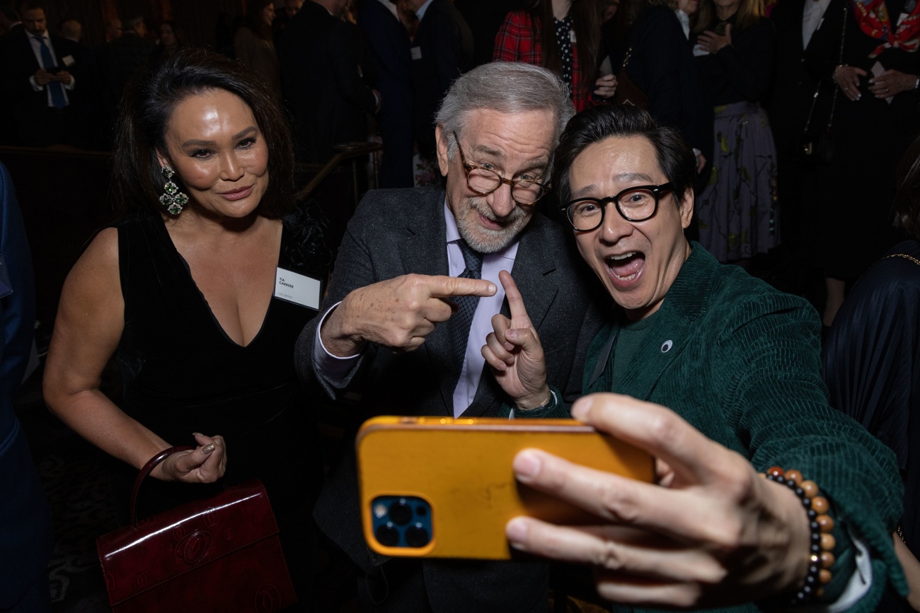 Tia Carrere, Steven Spielberg e Ke Huy Juan no almoço dos nomeados para os Óscares