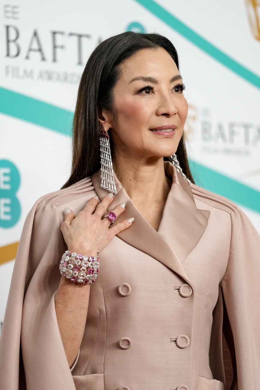 Michelle Yeoh sul tappeto rosso dei Bafta Awards