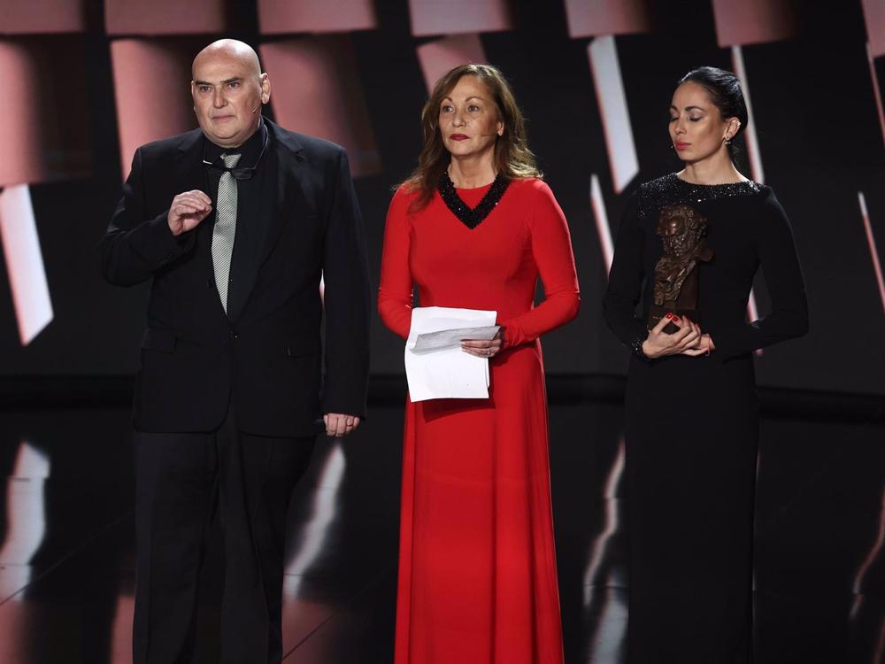 El hijo de Carlos Saura, Antonio; su mujer Eulàlia y su hija Anna, recogen el Goya de Honor 2023 por Carlos Saura, en la 37 edición de los Premios Goya, Clara Lago y Antonio de la Torre, en el Palacio de Congresos y Exposiciones FIBES. El