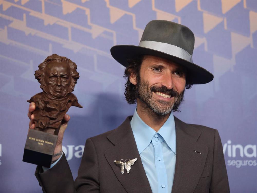 El ganador a Mejor Canción Original por 'Sintiéndolo Mucho', Leiva, posa con su premio durante la gala de la 37 edición de los Premios Goya en el Palacio de Congresos y Exposiciones FIBES, a 11 de febrero de 2023, en Sevilla, Andalucía (España). El