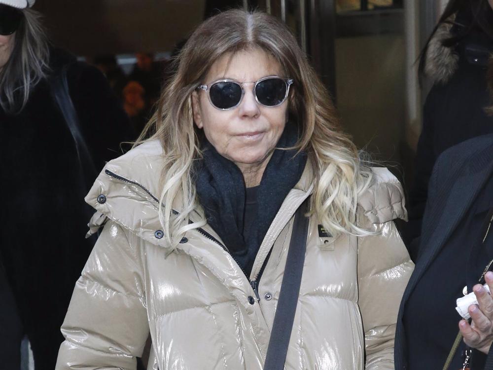 La cantante Jeanette en la capilla ardiente de Carlos Saura La