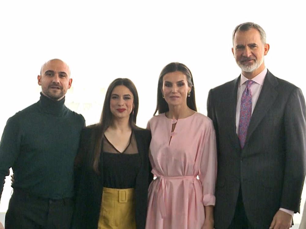 LOS REYES, DOÑA LETIZIA Y DON FELIPE, CON BLANCA PALOMA EN ARCO MADRID LOS