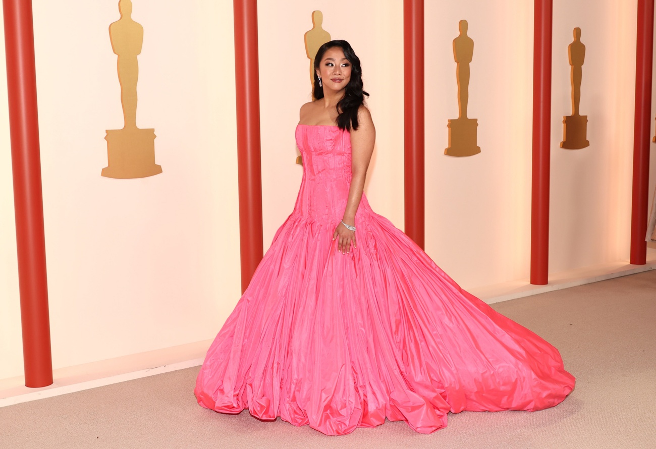 Stephanie Hsu no tapete vermelho do 95º Prémio Oscar