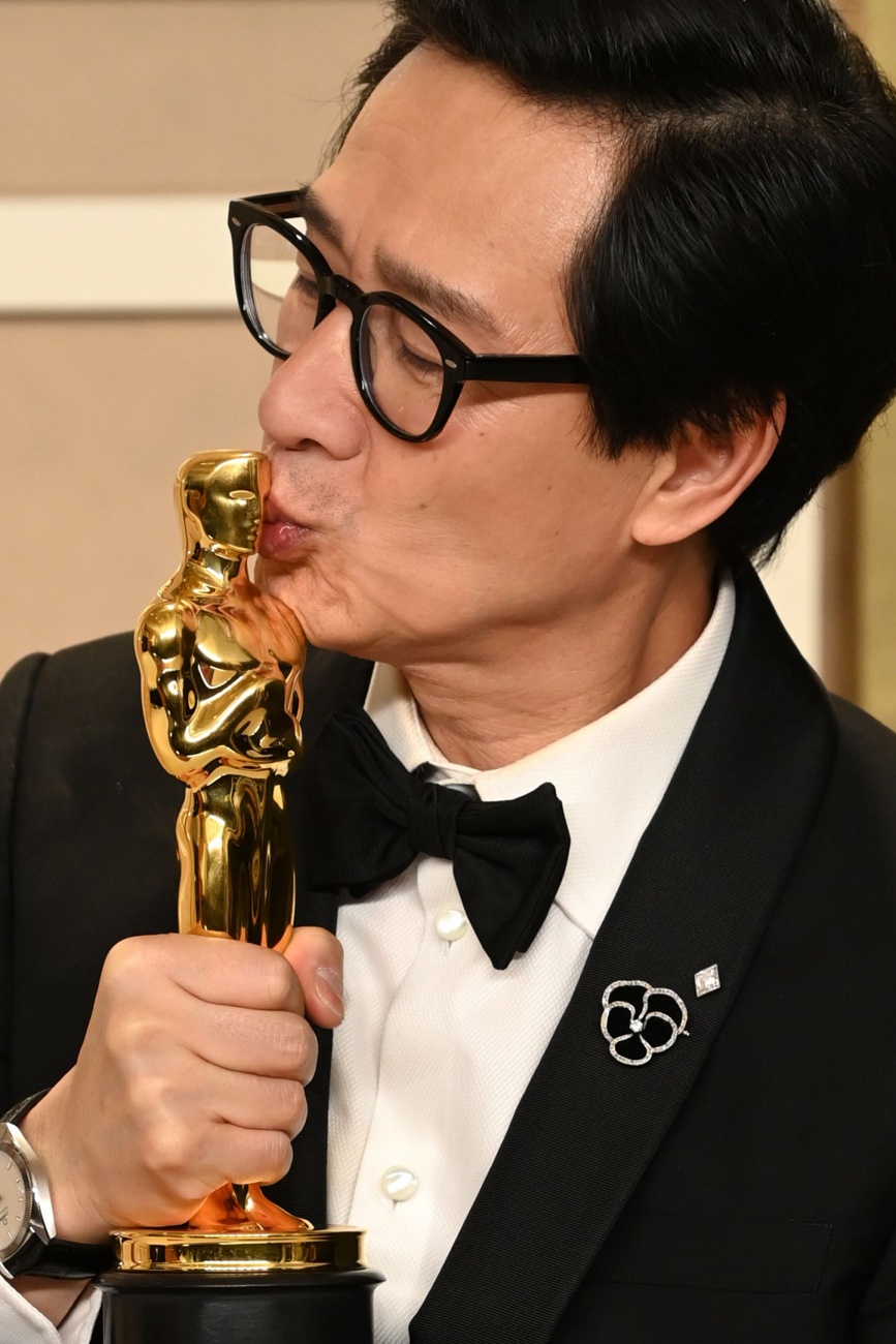 Ke Huy Quan con su Oscar