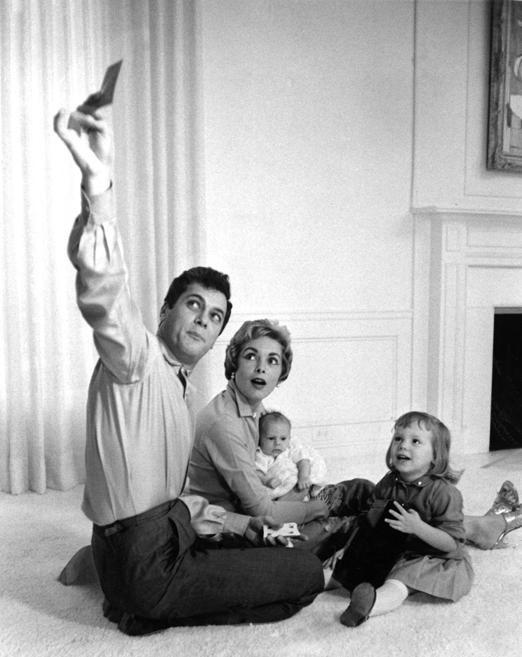 Tony Curtis und Janet Leigh zusammen mit ihren Töchtern, Jamie Lee Curtis und Kelly Curtis