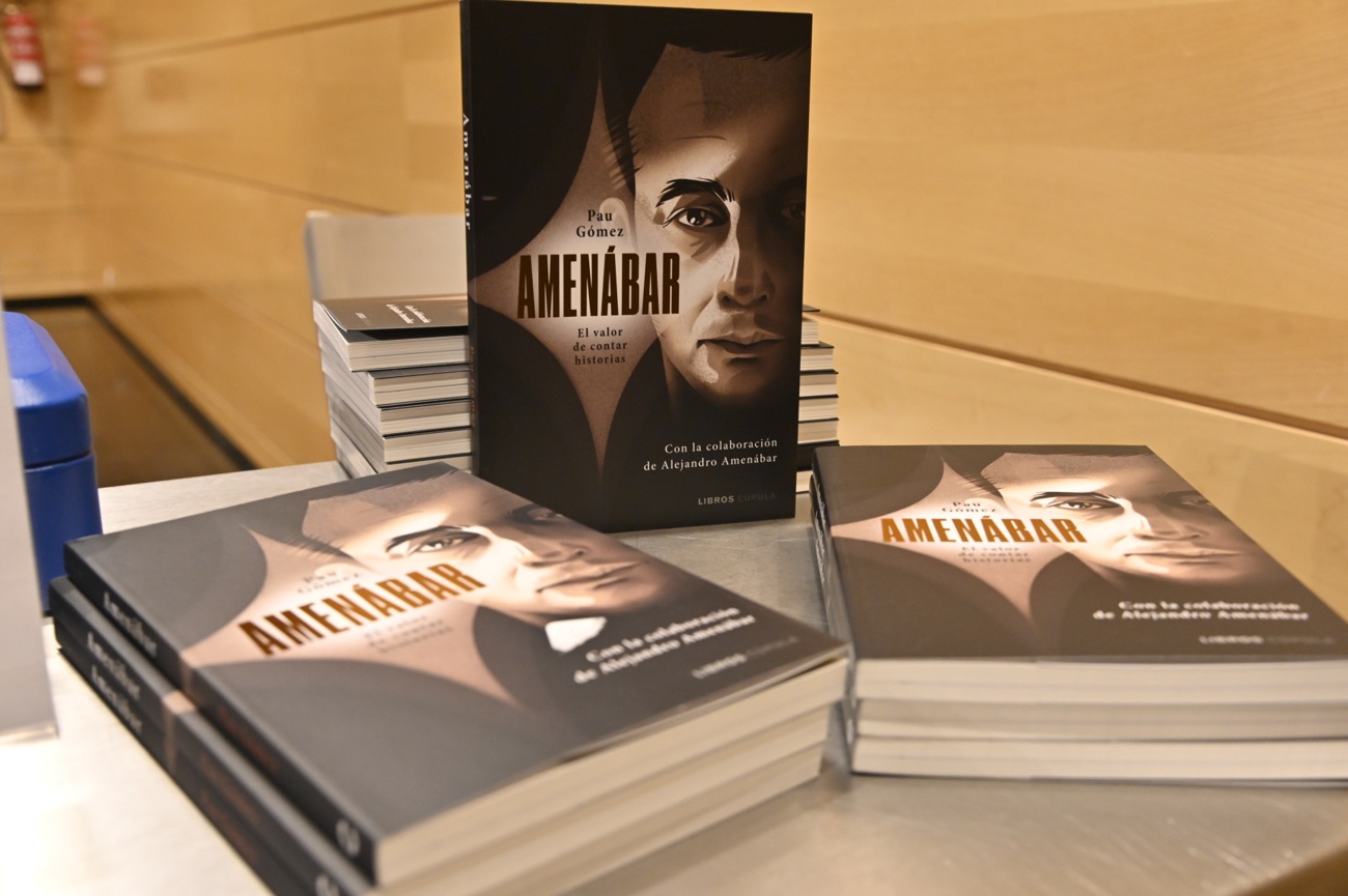 The book reviews the career of the film director The book reviews the career of the film director