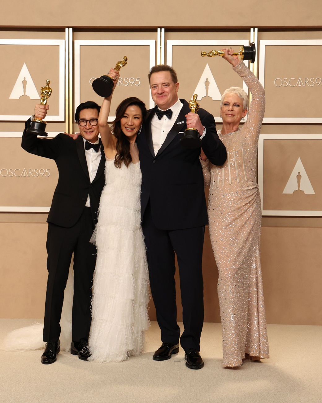 Ke Huy Quan, Michelle Yeoh, Brendan Fraser e Jamie Lee Curtis con i loro premi Oscar