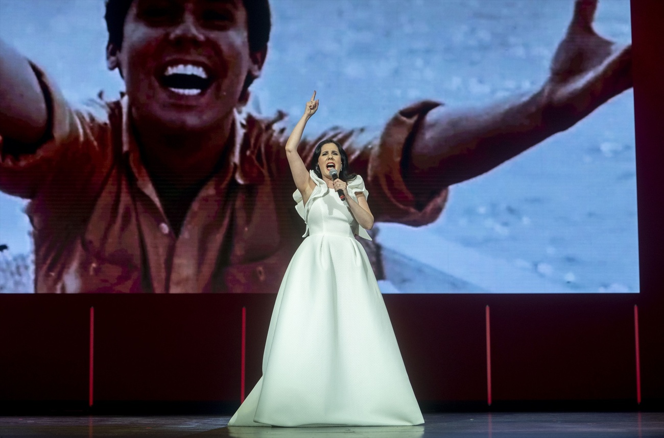 Acompañada de un piano Acompañada de un piano