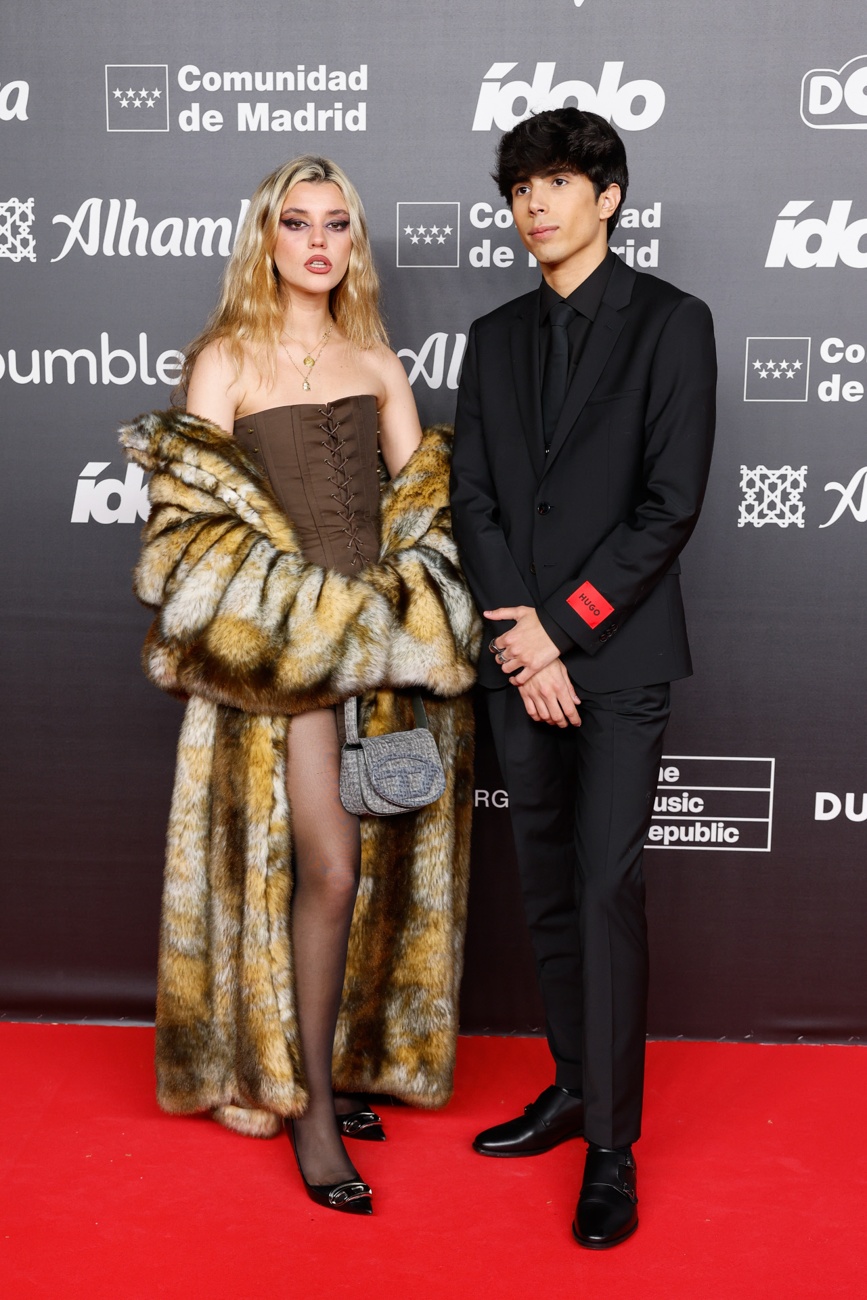 Marian and Carlos on the red carpet of Premios Idol 2023