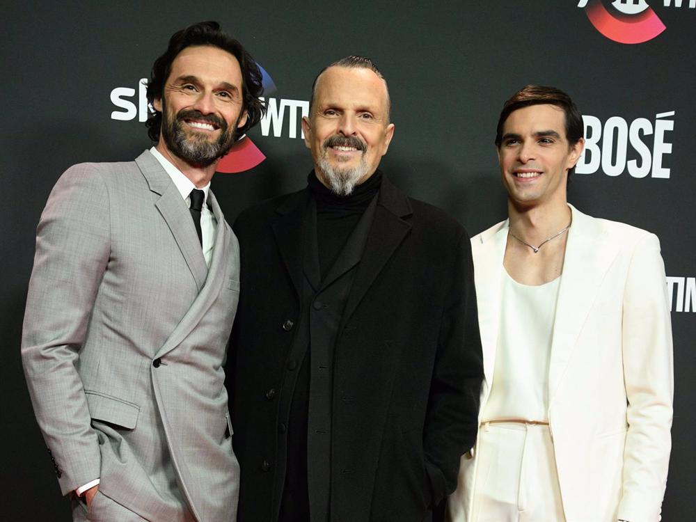 Miguel Bosé, posando con los dos protagonistas de su biopic, Iván Sánchez y José Pastor Miguel